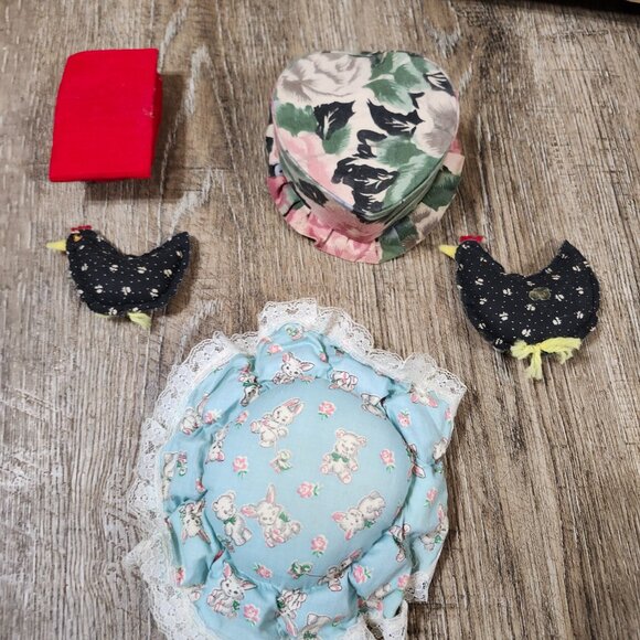 Sewing basket plus pin cushions. - Picture 16 of 16